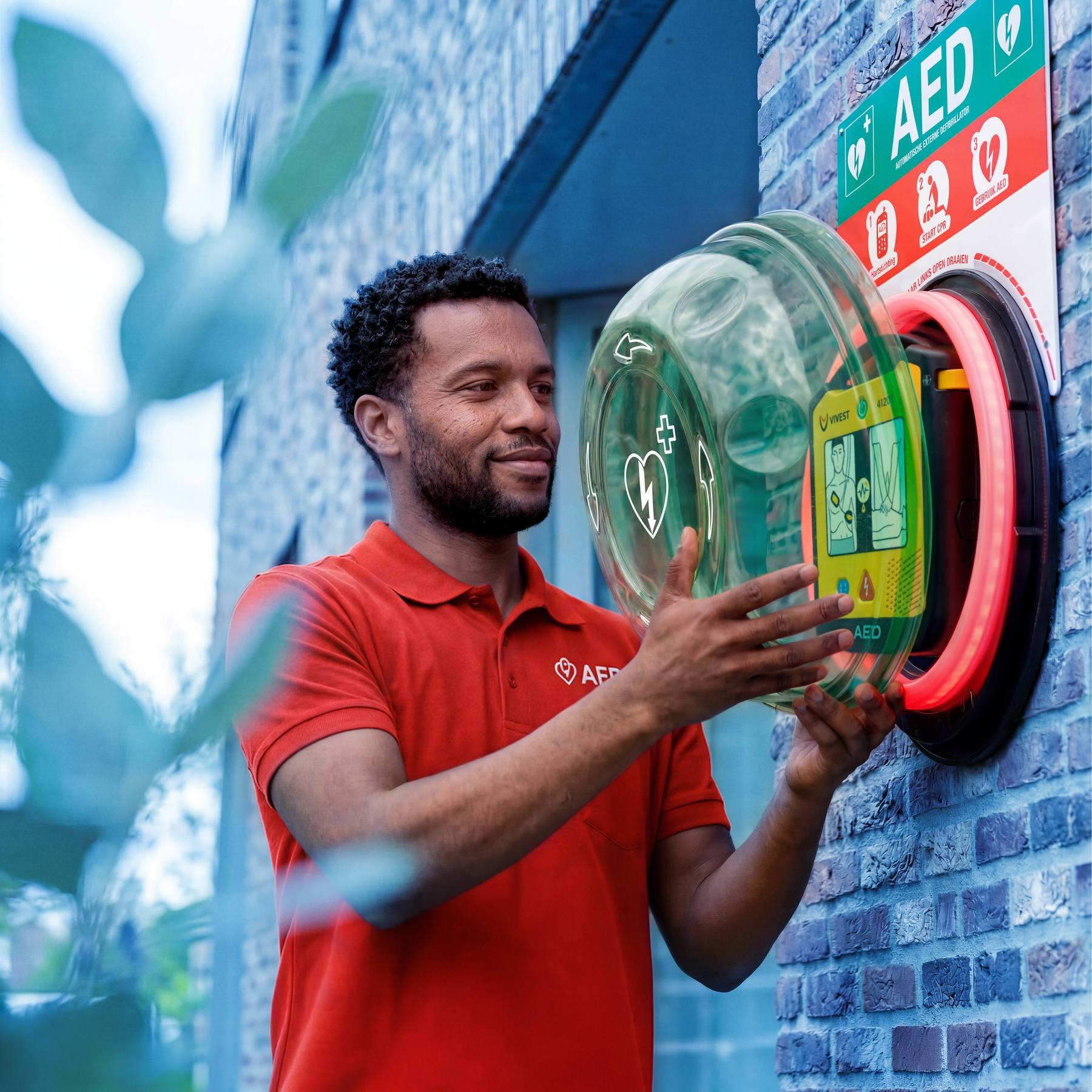 AEDCenter-monteur inspecteert een buitenkast met AED
